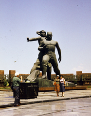 Üzbegisztán, Taskent, az 1966-os taskenti földrengés áldozatainak emlékműve (“Jasorat” monumenti / monument „Мuzsesztvo“), 1975, Fortepan/Album060, színes, Fortepan #218775