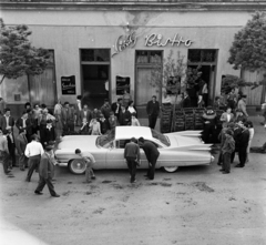 Magyarország,Balaton, Keszthely, Kossuth Lajos utca 29., Sirály bisztró., 1963, Fortepan/Album060, Best of, sirály, automobil, Cadillac-márka, rekesz, bámészkodás, bisztró, Fortepan #218782