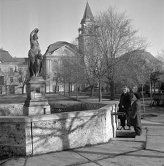 Magyarország, Mezőtúr, Kossuth tér, Flóra kút, háttérben a Városháza., 1956, Kotnyek Antal, Hires Tibor, tél, kút, szobor, torony, képarány: négyzetes, nőalak, Fortepan #21879