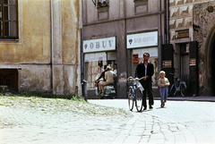 Csehország, Telč, náměstí Zachariáše z Hradce, balra a Telčský dům, ettől jobbra az ulice Palackého., 1959, Hunyady József, színes, kerékpár, Fortepan #218820