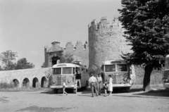 Magyarország, Siklós, háttérben a vár főkapuja., 1962, Hunyady József, Fortepan #218824