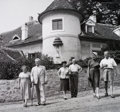 Magyarország,Balaton, Szigliget, Esterházy-kastély, Írók Alkotóháza. Balra Madarász Emil író és felesége, tőle jobbra, középen Somló Zsuzsa az alkotóház kultúrfelelőse és Ráth-Végh István író, művelődéstörténész., 1955, Kotnyek Antal, Hires Tibor, kúria, emberpár, híres ember, Fortepan #21892