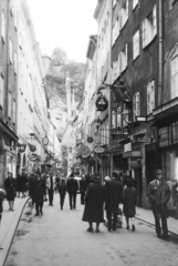 Ausztria, Salzburg, Getreidegasse, háttérben a Mönchsberg., 1963, Hunyady József, Fortepan #218935