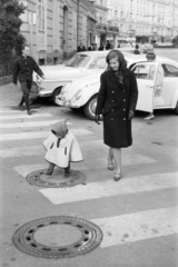 Ausztria, Salzburg, Elisabethkai, a Josef-Friedrich-Hummel-Strasse-n keresztül betekintés a Makartplatz-ra, balra Salzburg State Theater bejárati erkélye után a Hotel Bristol homlokzata., 1963, Hunyady József, Fortepan #218936