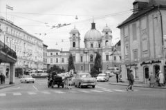 Ausztria, Salzburg, Makartplatz, balra a Hotel Bristol, szemben a Szentháromság-templom, jobbra Christian Doppler szülőháza., 1963, Hunyady József, Fortepan #218937