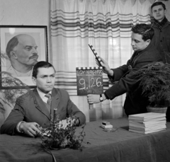 Magyarország, Felsőtárkány, a felvétel a MTV riportfilmjének forgatása idején készült a Dózsa Tsz agronómusaának irodájában., 1967, Hunyady József, Lenin-ábrázolás, csapó, Fortepan #218998