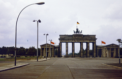 Németország, Berlin, Kelet-Berlin, Pariser Platz, szemben a Brandenburgi kapu., 1970, Istitoris Valéria, színes, NDK, Berlini fal, Kelet-Berlin, Fortepan #219028