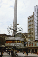 Németország, Berlin, Kelet-Berlin, Alexanderplatz, a világóra, háttérben a TV torony., 1970, Istitoris Valéria, színes, NDK, Kelet-Berlin, Fortepan #219031