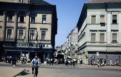 Románia,Erdély, Arad, Bulevardul Revolutiei (régi nevén Andrássy tér), szemben a Strada Mihai Eminescu, 1965, Istitoris Valéria, színes, sorsjegy-árus, jelzőlámpa, utcakép, tűzfal, kerékpár, Fortepan #219033