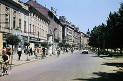 Románia,Erdély, Arad, Bulevardul Revoluției (régi nevén Andrássy tér), szemben a Csanády-palota., 1965, Istitoris Valéria, színes, utcakép, hirdetőoszlop, kerékpár, Fortepan #219034