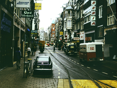 Hollandia, Amszterdam, Leidsestraat, a Prinsengracht sarkától a Koningpslein felé nézve., 1965, Istitoris Valéria, színes, utcakép, sínpálya, Lufthansa légitársaság, Iberia légitársaság, neonreklám, kerékpár, Fortepan #219037