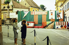 Magyarország, Szentendre, Fő (Marx) tér, a paraván mögött a nyári Szentendrei Teátrum nézőtere. Balra a Szerb (kalmár) kereszt, jobbra a Blagovesztenszka görögkeleti templom, 1965, Istitoris Valéria, színes, előadás, plakát, színpad, szentháromság szobor, színház, Fortepan #219038