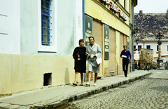 Magyarország, Szentendre, Fő (Marx) tér, jobbra a Szerb (kalmár) kereszt és mögötte a szerb ház., 1965, Istitoris Valéria, színes, utcakép, ablakrács, színpad, rövidáru, szentháromság szobor, Fortepan #219039