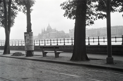 Magyarország, Budapest I.,Budapest V., Bem (Margit) rakpart, szemben a Duna túlpartján a Parlament., 1941, Kellner Ludwig, hirdetőoszlop, pad, országház, Budapest, Fortepan #219050