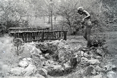 Magyarország, Budapest I., Döbrentei tér, Ligeti Miklós alkotása a Rákászfiú szobra (1926) az Erzsébet híd hídfője melletti parkban., 1941, Kellner Ludwig, Budapest, híd, szobor, Fortepan #219054