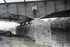 Magyarország, Óbuda, Budapest III., az Árpád híd budai hídfőjének építése a Duna-ágnál, háttérben balra a Hajógyári-szigetre vezető emelőhíd., 1941, Kellner Ludwig, Budapest, Fortepan #219055