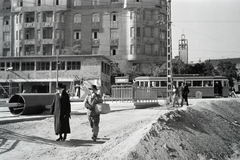 Magyarország, Budapest I.,Budapest II.,Budapest XII., Széll Kálmán tér, balra a a Várfok utca, jobbra a háttérben a városmajori Jézus Szíve-templom., 1941, Kellner Ludwig, villamos, Budapest, Fortepan #219065