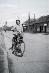 Magyarország, Kecskemét, Petőfi Sándor (Kada Elek) utca, háttérben a távolban a Kossuth téren álló Nagytemplom (Öregtemplom)., 1940, Kellner Ludwig, kerékpár, Fortepan #219083