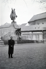 Magyarország, Kecskemét, Kossuth tér, Kossuth Lajos szobra, mögötte a mára lebontott üzletsor a Szent Miklós-templom / Barátok temploma mellett., 1940, Kellner Ludwig, Fortepan #219085