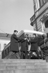 Magyarország, Pécs, Színház tér, lépcső a Pécsi Nemzeti Színház mellett, háttérben a Király (Kossuth Lajos) utca 11. számú épület., 1962, Krantz Károly, télikabát, közvetítőkocsi, Fortepan #219158