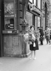 Magyarország, Budapest VIII., Budapest VIII. A felvétel a Rákóczi út 11. számú ház előtt készült., 1963, Krantz Károly, Budapest, Fortepan #219180