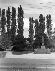 Magyarország, Balatonalmádi, József Attila út, park a vasútállomással szemben, szovjet hősi emlékmű., 1962, Krantz Károly, Fortepan #219274