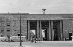 Hungary, Dunaújváros, (Sztálinváros), a Dunai Vasmű főbejárata., 1960, Krantz Károly, Red Star, public clock, bus, main entrance, Fortepan #219314