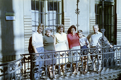 Magyarország, Budapest VII., a felvétel a Rákóczi út 28-as számú ház körfolyosóján készült., 1965, Krantz Károly, család, gang, Budapest, színes, kovácsoltvas, Fortepan #219357