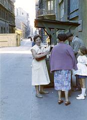 Magyarország, Budapest VII., Nagy Diófa utca, háttérben a Dohány utcai kereszteződés., 1965, Krantz Károly, Budapest, színes, zöldséges, Fortepan #219359