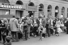 Magyarország, Budapest VII., a felvétel a Dohány utca 63. számú ház előtt készült., 1984, Krizsanóczi Anna, Budapest, trafik, május 1, felvonulás, Patyolat Vállalat, Fortepan #219411