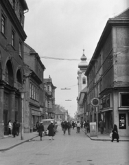 Magyarország, Győr, Baross Gábor (Lenin) út a Kazinczy utca kereszteződéséből a Széchenyi tér felé fotózva, ott a Loyolai Szent Ignác bencés templom tornyai láthatók., 1984, Krizsanóczi Anna, Fortepan #219419