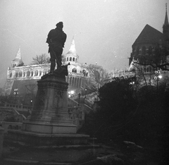 Magyarország, Budapest I., Hunyadi János szobra a Halászbástya alatt., 1955, Kotnyek Antal, díszkivilágítás, Budapest, Hunyadi János-ábrázolás, Fortepan #21942