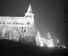 Magyarország, budai Vár, Budapest I., Halászbástya a Jezsuita (Halász) lépcső felől., 1955, Kotnyek Antal, díszkivilágítás, Budapest, Fortepan #21944