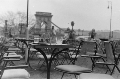 Magyarország, Budapest I., Clark Ádám tér, a Lánchíd presszó terasza. Háttérben a Széchenyi Lánchíd., 1966, László Áron, Budapest, Fortepan #219440