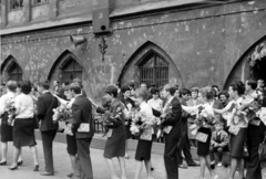 Magyarország, Budapest I., a Toldy Ferenc Gimnázium sportpályája, ballagás., 1965, László Áron, Budapest, virágcsokor, ballagás, hangszóró, Fortepan #219450