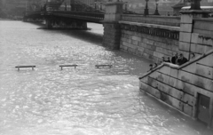 Magyarország, Budapest V., a Széchenyi Lánchíd pesti hídfője árvíz idején., 1965, László Áron, árvíz, Budapest, pad, bámészkodás, Fortepan #219454