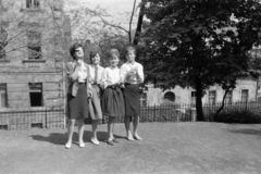 Magyarország, Budapest I., a felvétel a Toldy Ferenc Gimnázium udvarán készült, háttérben a Donáti utca épületei látszanak., 1963, László Áron, Budapest, Fortepan #219480