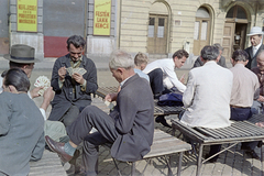 Magyarország, Budapest VII., Klauzál tér, háttérben balra a 11. (Vásárcsarnok), jobbra a 10-es számú ház., 1962, László Áron, Budapest, kártyajáték, Fortepan #219505