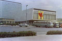 Németország, Berlin, Kelet-Berlin, Karl Marx Allee, szemben a Kino International és a Hotel Berolina., 1967, László Áron, színes, Ikarus-márka, NDK, Kelet-Berlin, plakát, Fortepan #219515