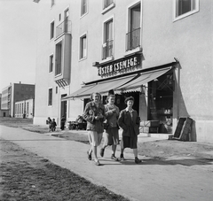 Magyarország, Miskolc, Bajcsy-Zsilinszky út 35., háttérben a Petőfi Kollégium., 1960, Kotnyek Antal, üzlet, cégtábla, nők, utcakép, életkép, láda, kézikocsi, tejeskanna, élelmiszerbolt, Fortepan #21953