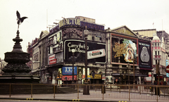 Egyesült Királyság, London, Piccadilly Circus, Shaftesbury Memorial Fountain, jobbra a Coventry street., 1974, Mezey András, Fortepan #219576