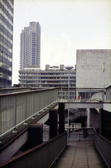 Egyesült Királyság, London, London Wall a Barbican-telep felé fényképezve, háttérben a Cromwell Tower, bal szélen a Lee House., 1974, Mezey András, Fortepan #219587