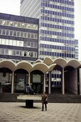 Egyesült Királyság, London, Three Nun Court (avagy Northern Guildhall Piazza) a London Wall irányába nézve, jobbra a háttérben a 40.Basinghall Street (később City Tower) irodaépület., 1974, Mezey András, Fortepan #219593