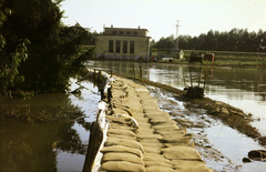 Hungary, a Határéri-főcsatorna megerősített gátja. Szemben a Hosszúfoki szivattyútelep, hátterében a Körös folyó védőgátja., 1980, Mezey András, colorful, flood, sandbag, Fortepan #219609