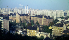 Magyarország, Budapest III., kilátás a mai Sportpark felől az Óbudai lakótelep felé. A Kiscelli utcai Általános Iskola mögött a FŐTÁV Zápor utcai fűtőművének kéményei. Előtérben a Bécsi út melletti épületek látszanak., 1984, Mezey András, Budapest, lakótelep, panelház, gyárkémény, Fortepan #219615