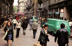 Magyarország, Budapest V., Váci utca, a Régi posta utcától a Vörösmarty tér felé nézve., 1984, Mezey András, Budapest, színház, Barkas-márka, Fortepan #219621