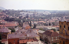 Magyarország, Eger, kilátás a Liceum teraszáról a Tanárképző Főiskola Kollégiuma felé, a Megyeháza (ekkor Megyei Tanács) épülettömbje, jobbra a Nagypréposti-palota és a Ferences templom Kossuth Lajos utcánál, 1977, Mezey András, Fortepan #219630