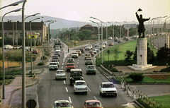 Magyarország, Budapest XI., Osztapenko szobor a Balatoni út és az M1-M7 közös szakaszánál a Budaörsi út irányából nézve., 1977, Mezey András, Budapest, szobor, Agip-márka, Fortepan #219631