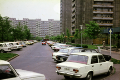 Magyarország, Budapest XI., Fejér Lipót utca a toronyházak előtt szemben az Etele (Szakasits Árpád) út 39-49. számú ház., 1977, Mezey András, rendszám, Budapest, lakótelep, panelház, parkoló, Fortepan #219633