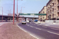 Magyarország, Budapest XI.,Budapest XII., Budaörsi út - Alkotás utca - Hegyalja út találkozása / BAH csomópont, felüljáró. Balra a háttérben a Csörsz utcánál a Magyar Optikai Művek (MOM) épülete., 1977, Mezey András, Budapest, Fortepan #219642